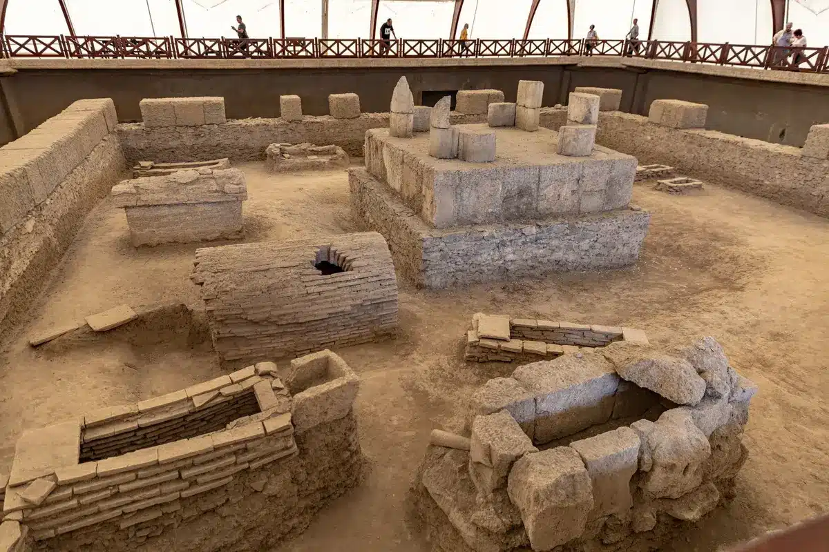 Freilegung antiker Ruinen und Steinblöcke bei einer archäologischen Ausgrabung