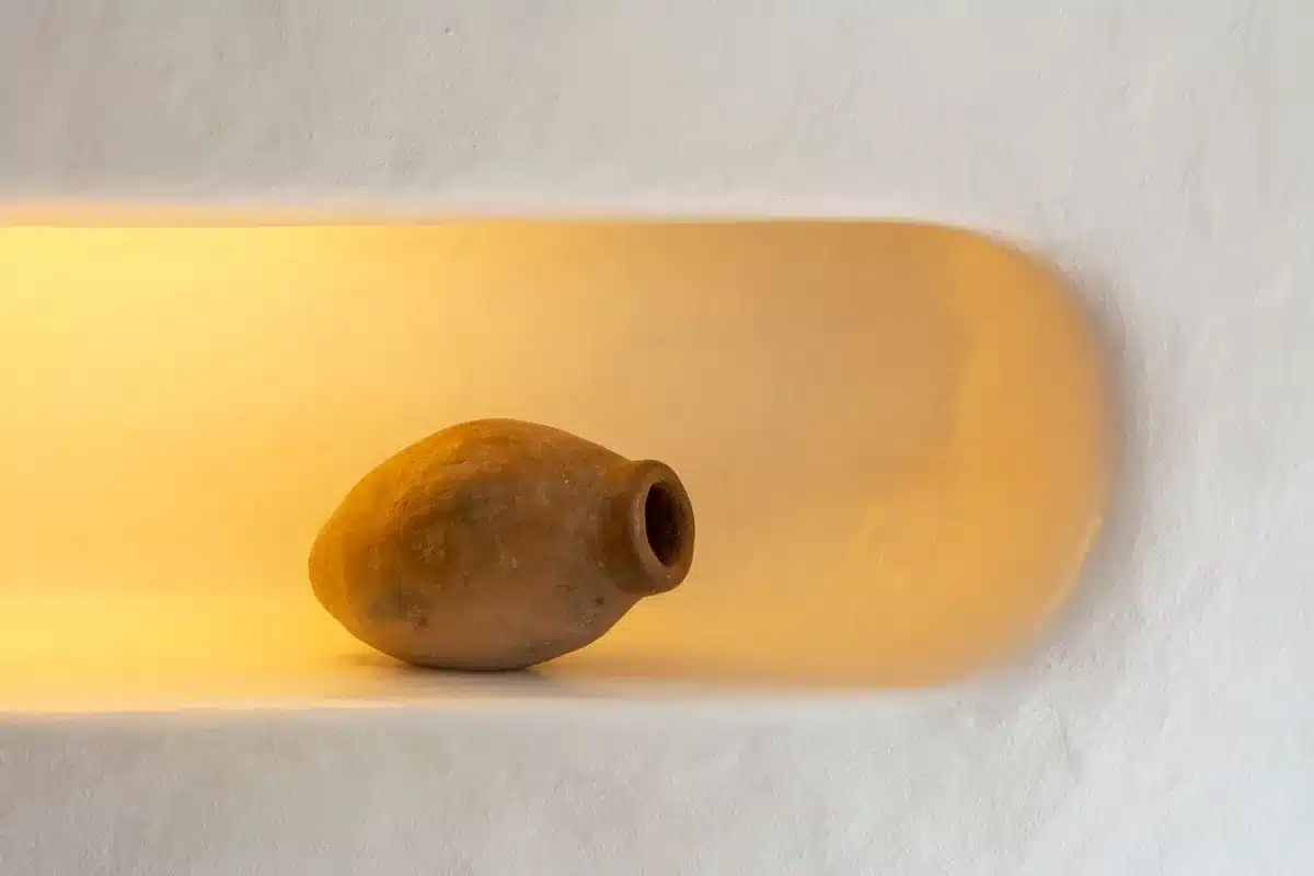Antike zweifarbig bemalte Keramikgefäße aus der Bronzezeit auf Wüstensand